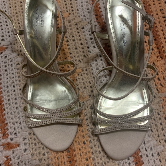 Tan and gold one inch heels - Picture 2 of 4